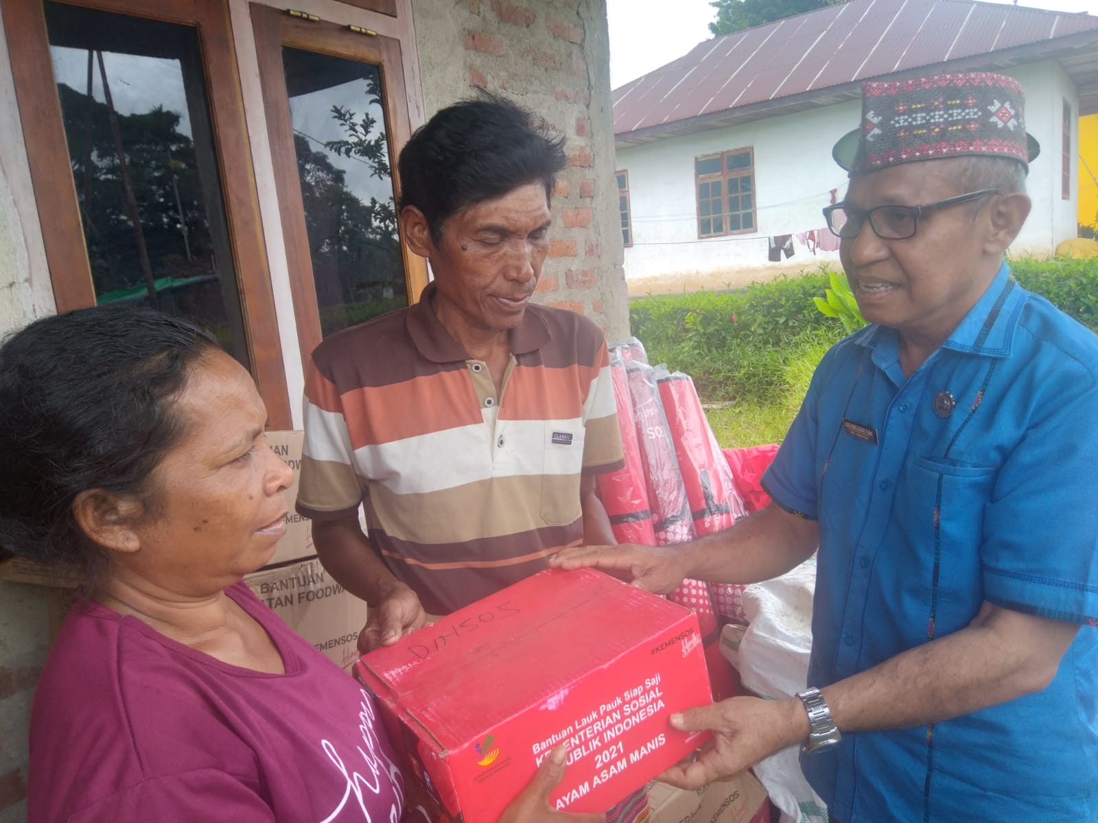 Dinas Sosial Kab. Manggarai Barat Menyerahkan Bantuan bagi Korban Bencana Kebakaran